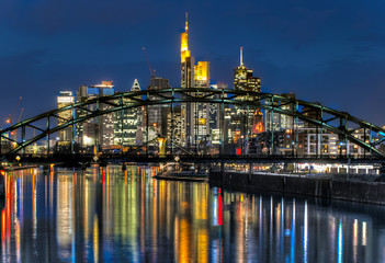 Fototapeta na wymiar Blick auf die Skyline von Frankfurt am Main bei Nacht