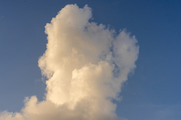 A large group of white clouds in the middle of the sky that is bright and beautiful on many people's long holidays. Makes the skin feel clear and relieved.