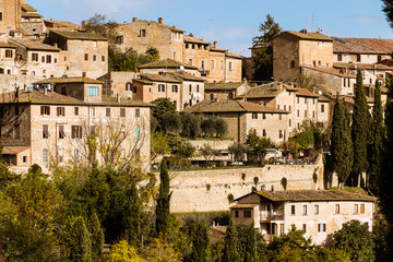Fototapeta premium Houses of Tuscany in Italy under the blue sky.