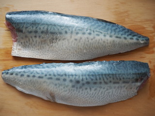 三枚おろしにしたゴマサバ