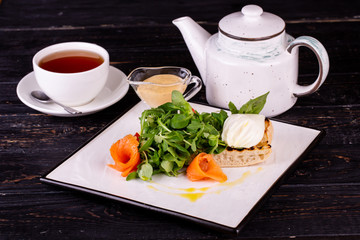 Egg paschot with salmon, with salad mix and chiabatta