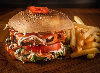 HAMBURGUESA CON PAPAS