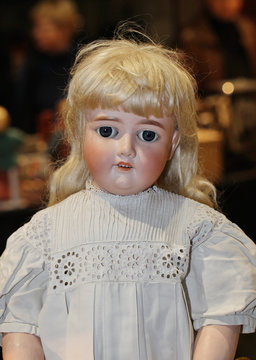 Antike Puppe auf einem Flohmarkt