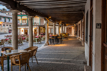 gallery and arcades with restaurants. main square of chinchon. Madrid's community. Spain - 305751372