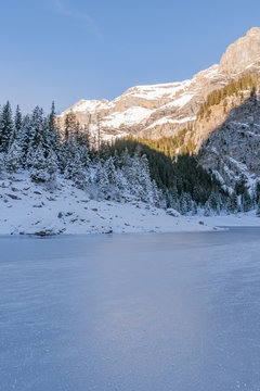 Blick vom zugefrorenen Oeschinensee auf das Berner Oberland - Kandersteg, Schweiz