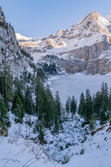 Blick auf den zugefrorenen Oeschinensee im Berner Oberland - Kandersteg, Schweiz