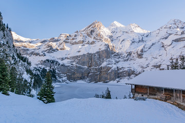 Fototapeta na wymiar Blick auf den zugefrorenen Oeschinensee im Berner Oberland - Kandersteg, Schweiz