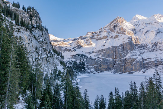 Blick auf den zugefrorenen Oeschinensee im Berner Oberland - Kandersteg, Schweiz