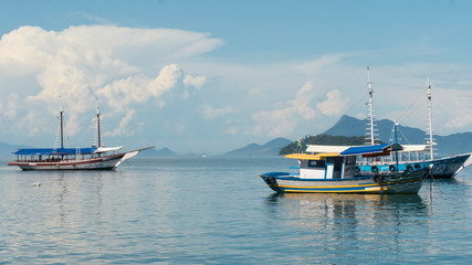 Fototapeta premium Barco en el mar con nubes