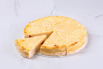 Pie with base of chopped dough with filling of sluggish tomatoes and basil