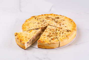 Pie with filling of smoked chicken breast, champagne and fried onions