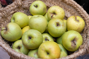 Manzanas del árbol a la frutería 