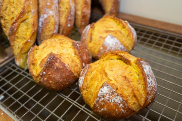 chusco de pan rustico con curry