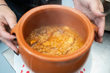 Arroz caldoso en cazuela y con marisco