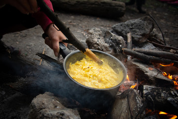 Scrambled eggs prepared on fire