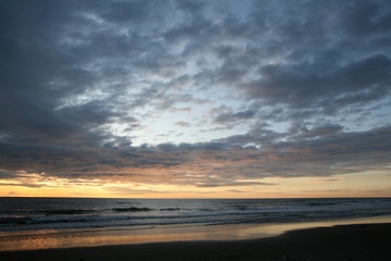 Obraz na płótnie Canvas Cloudy sunset at the beach 