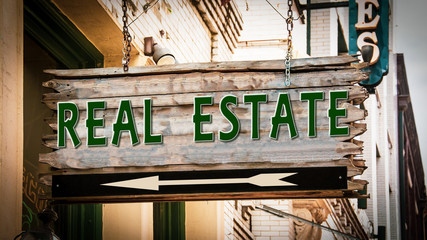 Obraz premium Street Sign to Real Estate