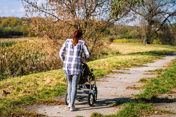 spacer nad jeziorem  © Tomasz