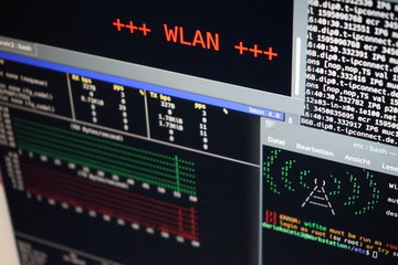 WLAN, terminal console, computer der gerade eine Analyse durchführt.