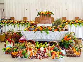 Fototapeta na wymiar Many Vegetables, fruits and flowers are Decorated for Happy Thanksgiving Day