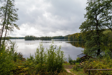 Herbstlicher Wolkentag am Feldberger Haussee