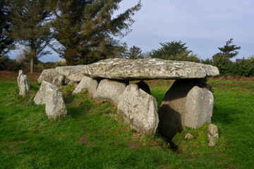 Dolmen, menhir de Prajou Menhir, Ile Grande, Trébeurden, 22, Côtes d'armor