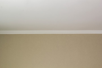 White plinth on the ceiling of drywall.