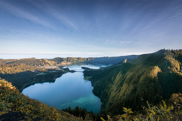 Obraz premium Lever de soleil sur un lac, archipel des Açores, Portugal