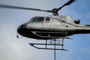 Ein Lastenhubschrauber auf der Bahnbaustelle Köthen, Mastentransport