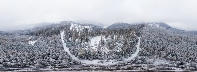 Stunning ski panorama of white snowy cliffs © YouraPechkin