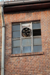 Ansicht einer alten ehemaligen Fabrik mit kaputten Fensterscheiben