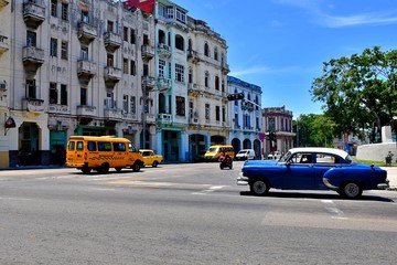 Fototapeta na wymiar beautiful and colorful streets of Havana, 500th anniversary of the foundation of the city