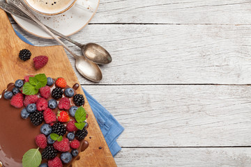 Cheesecake with berries and chocolate