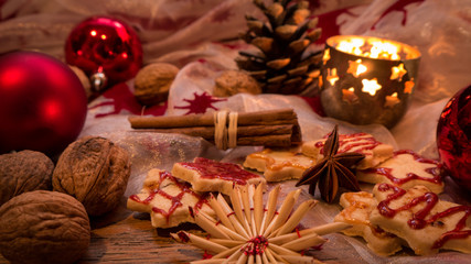 weihnachtliche Dekoration mit Plätzchen, Anis, Zimmt und Walnüssen