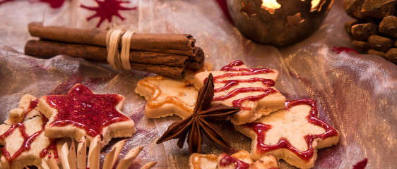 Weihnachtsdekoration mit Plätzchen, Zimmt und Walnüssen
