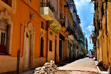 Fototapeta na wymiar beautiful corners and colorful streets, five hundredth anniversary of Havana,