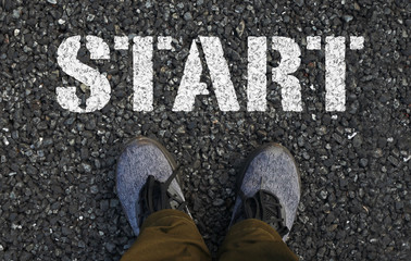 見下ろした自分の足とSTARTの文字