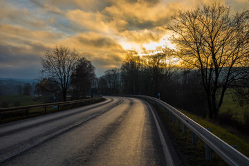 Fototapeta premium Wschód słońca na B 173 w pobliżu Naila