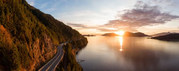 Papier Peint photo Canada Sea to Sky Hwy à Howe Sound près de Horseshoe Bay, West Vancouver, Colombie-Britannique, Canada. Vue panoramique aérienne lors d& 39 un coucher de soleil coloré en automne.