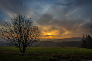 Fototapeta na wymiar Dramatischer Sonnenaufgang in Hochfranken