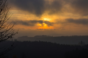 Dramatischer Sonnenaufgang in Hochfranken