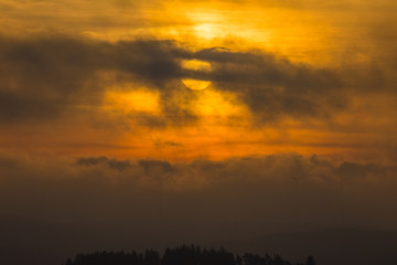 Dramatischer Sonnenaufgang in Hochfranken