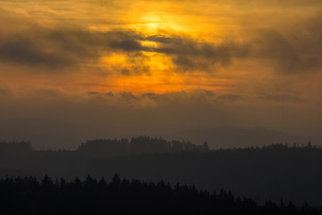 Dramatischer Sonnenaufgang in Hochfranken
