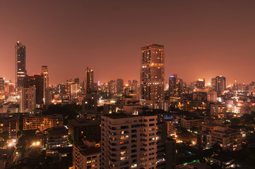 Fototapeta premium Wgląd nocy Bangkok z wieżowca w dzielnicy biznesowej w Bangkoku w Tajlandii