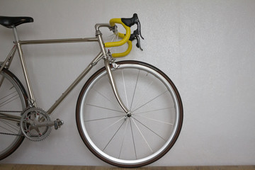 Naklejka premium old bicycle on wall
