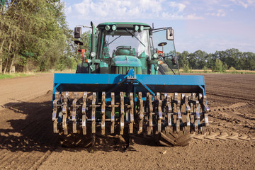 Tractor with seed drill and Front Packer which compacts the soil punctiformly into the depth. Gütersloh, North Rhine-Westphalia, Germany