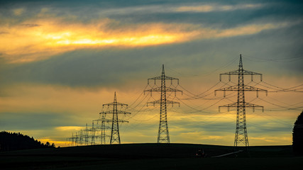 Fototapeta premium Strommaten in der Abenddämmerung