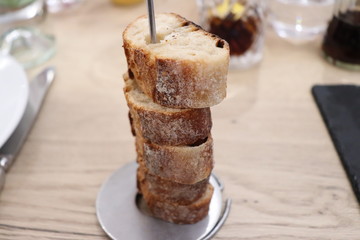 Tranches de pain sur un pic à pain