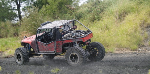 4x4 carro de todo o terreno alterado em alta velocidade a derrapar na lama, radical © ajcsm