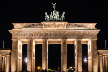 Obraz premium Night view of the Brandenburg Gate in Berlin